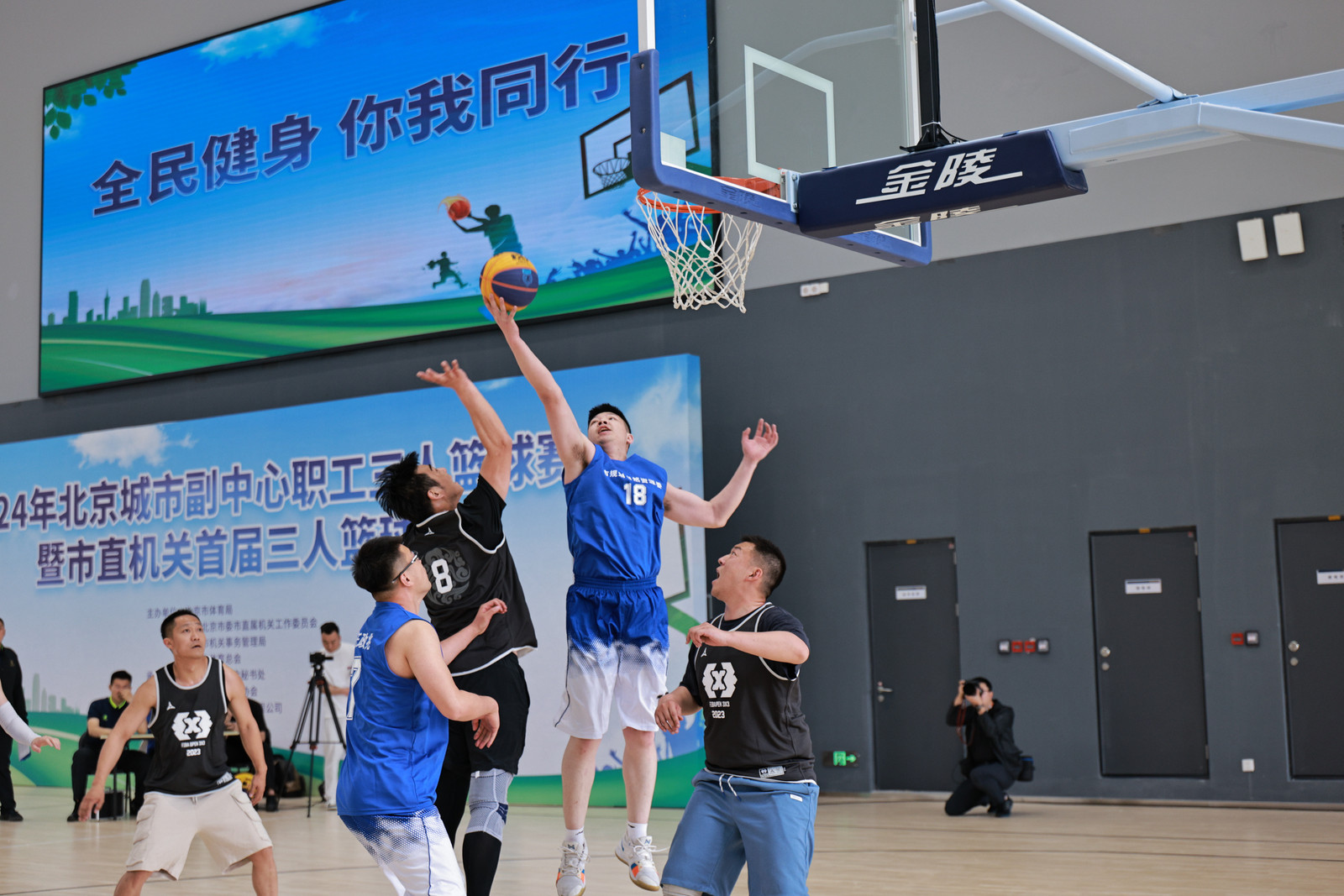 包含为荣誉而战：女子足球比赛中的激情对决的词条