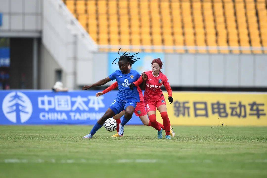 关于精彩球技对决：女子球员斗志昂扬的信息