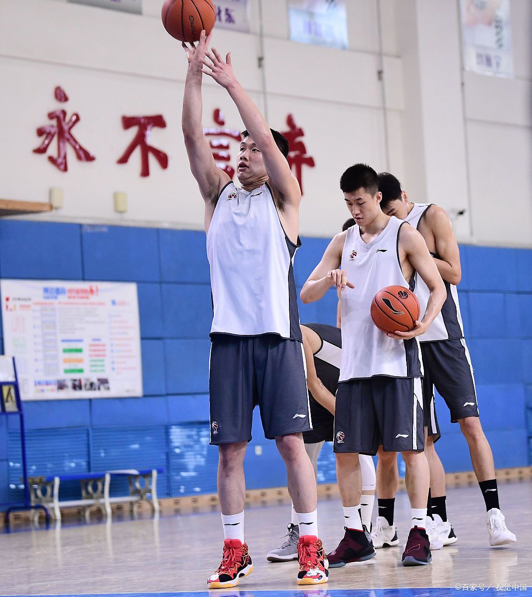 包含球队教练团队换血，新人上位成焦点的词条